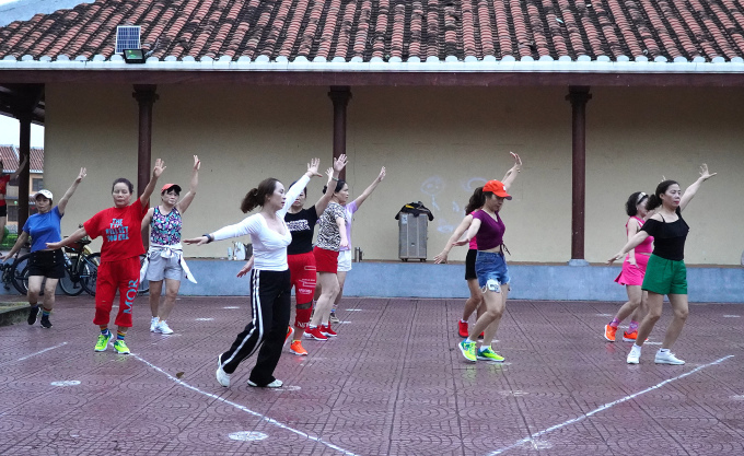 Người dân đi tập thể dục trong công viên Hội An, thành phố Thanh Hóa