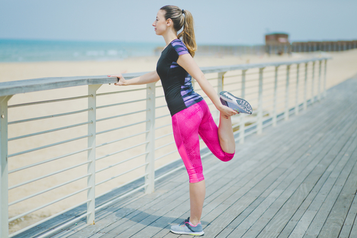 Động tác đứng tay đơn kéo chân giúp người cao tuổi giảm bớt căng thẳng ở các khớp đầu gối